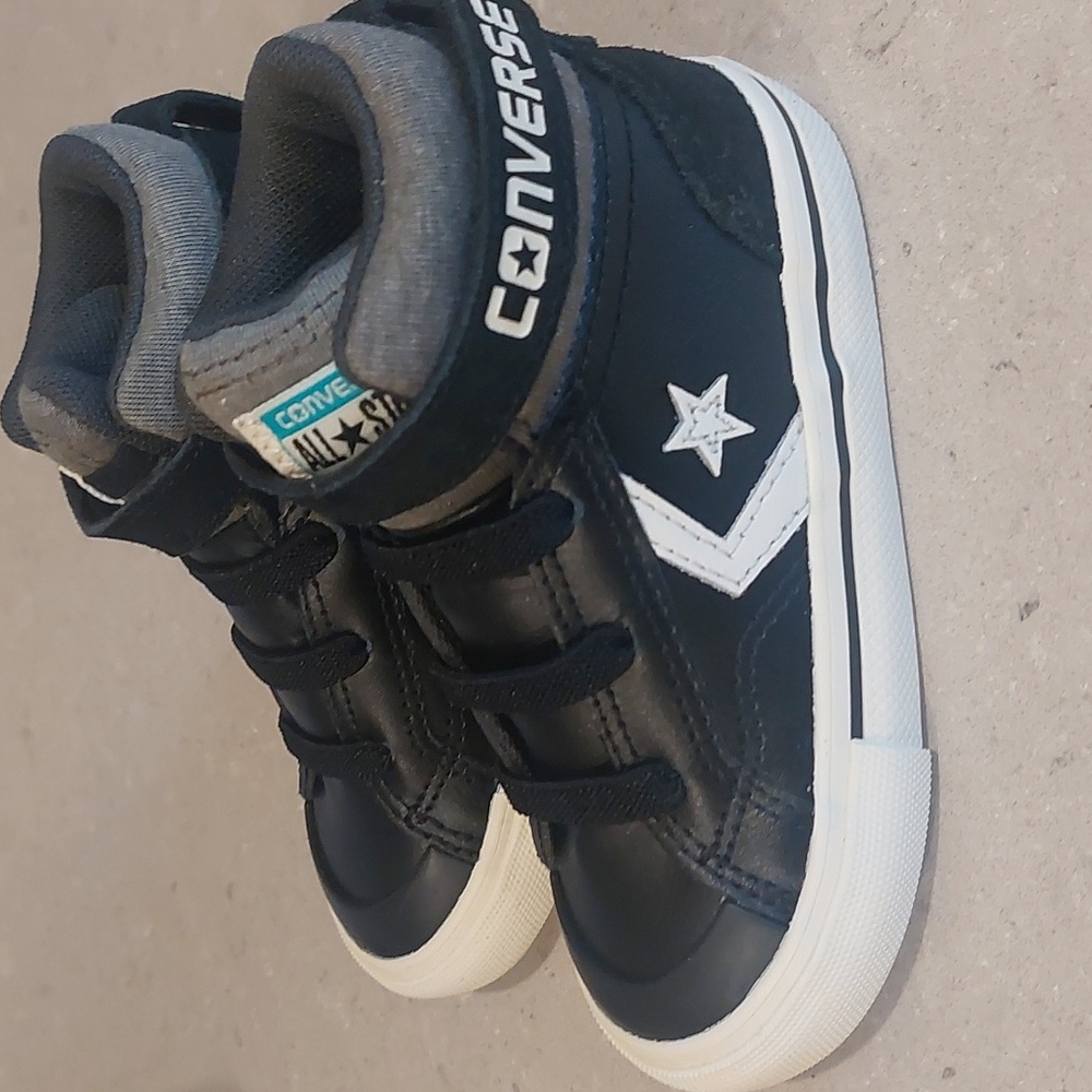 NWT, Converse, Size 7, Black and White Kids Sneakers - Picture 4 of 10